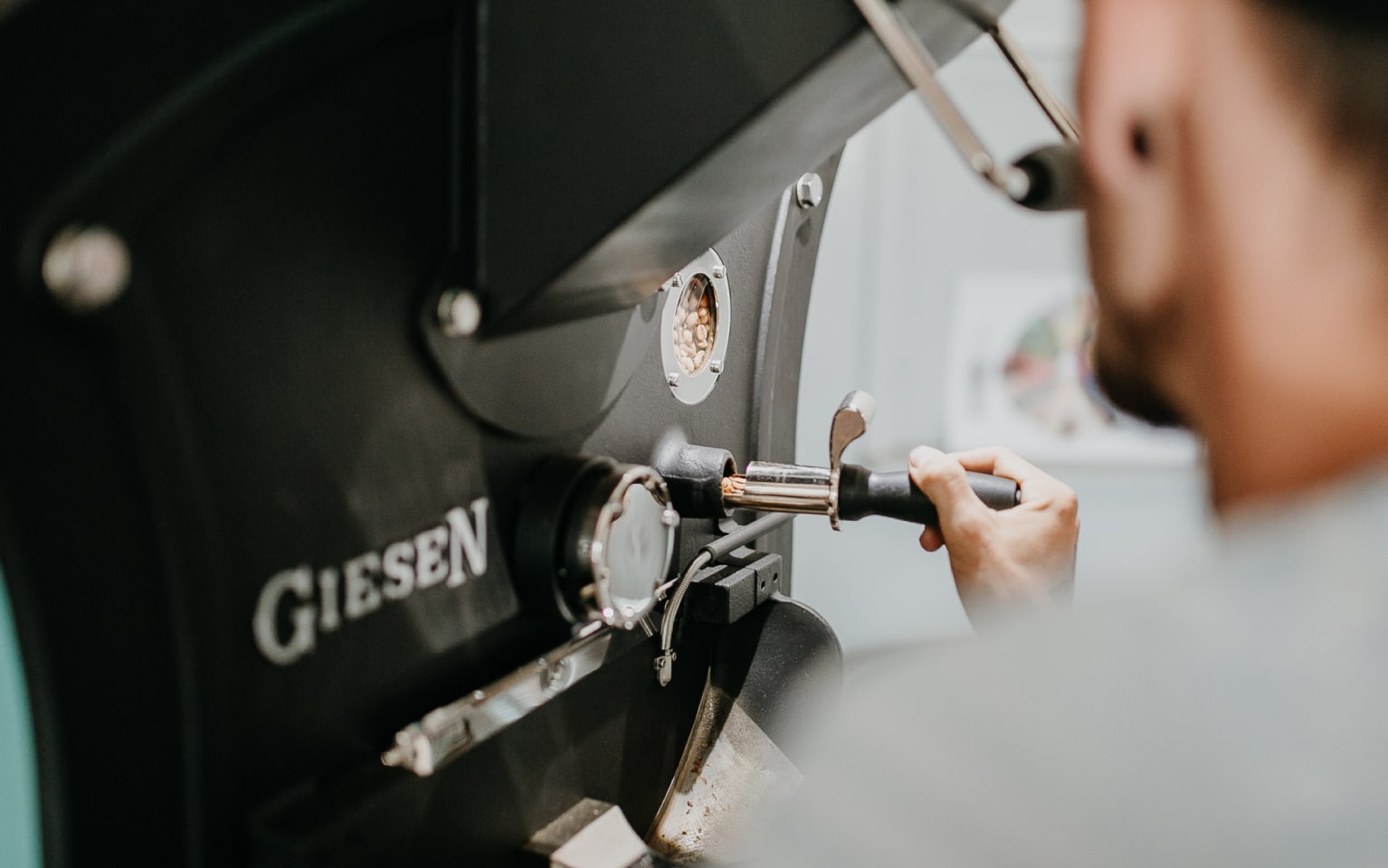 Ein Mitarbeiter der Rösterei Buena Vida Coffee Club bedient eine Maschine