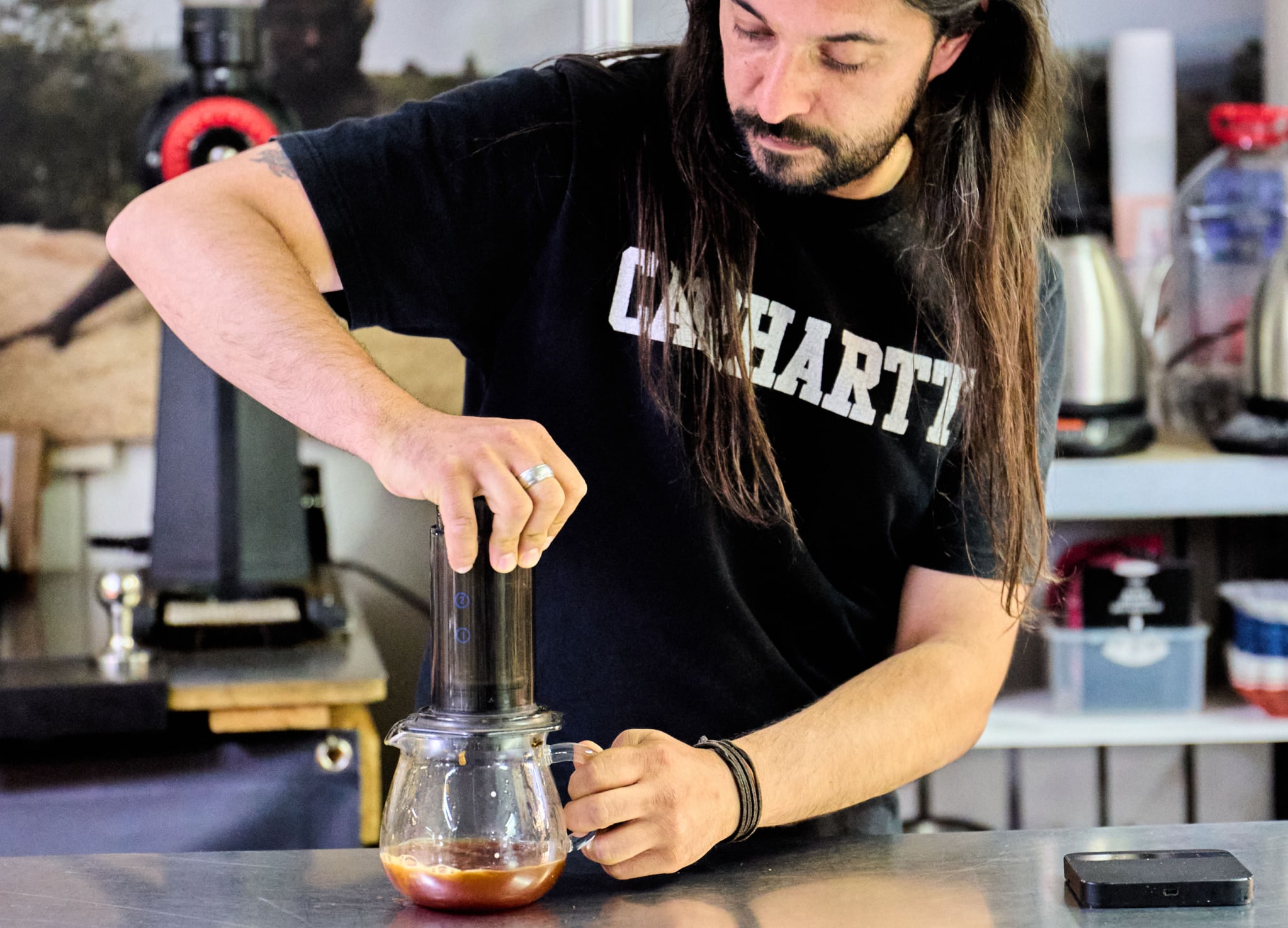 Ein Mann bereitet einen Kaffee zu