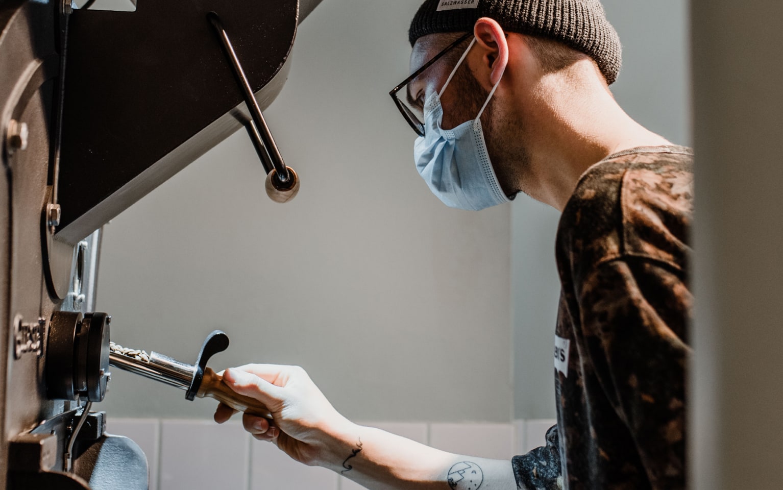 Ein Mitarbeiter der Rösterei SUEDHANG bei der Arbeit