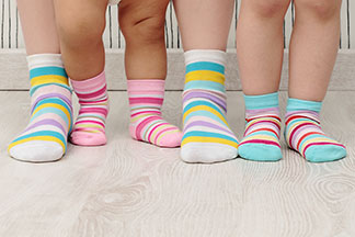 Baby-Socken und Baby-Strumpfhosen sollten Sie vor dem ersten Tragen waschen.