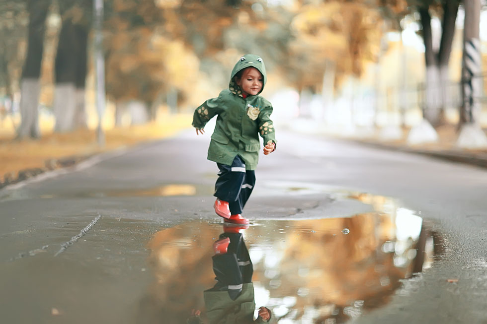 Von Regenjacke bis Gummistiefel: Bei Tchibo finden Sie Kinder-Regenkleidung von Kopf bis Fuß.