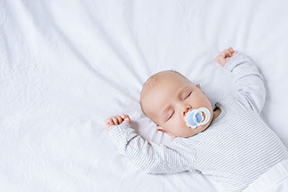 Mit Mütze, Wollsöckchen, Handschuhen und warmen Stramplern bleibt Ihr Baby auch im Winter immer schön warm.