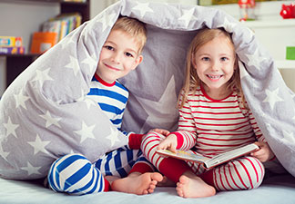 Baumwoll-Schlafanzüge für Kinder zeichnen sich durch ihre Atmungsaktivität und Hautfreundlichkeit aus.