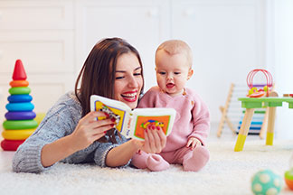 Bringen Sie Kinder früh mit Büchern in Berührung, um das Interesse daran zu wecken.