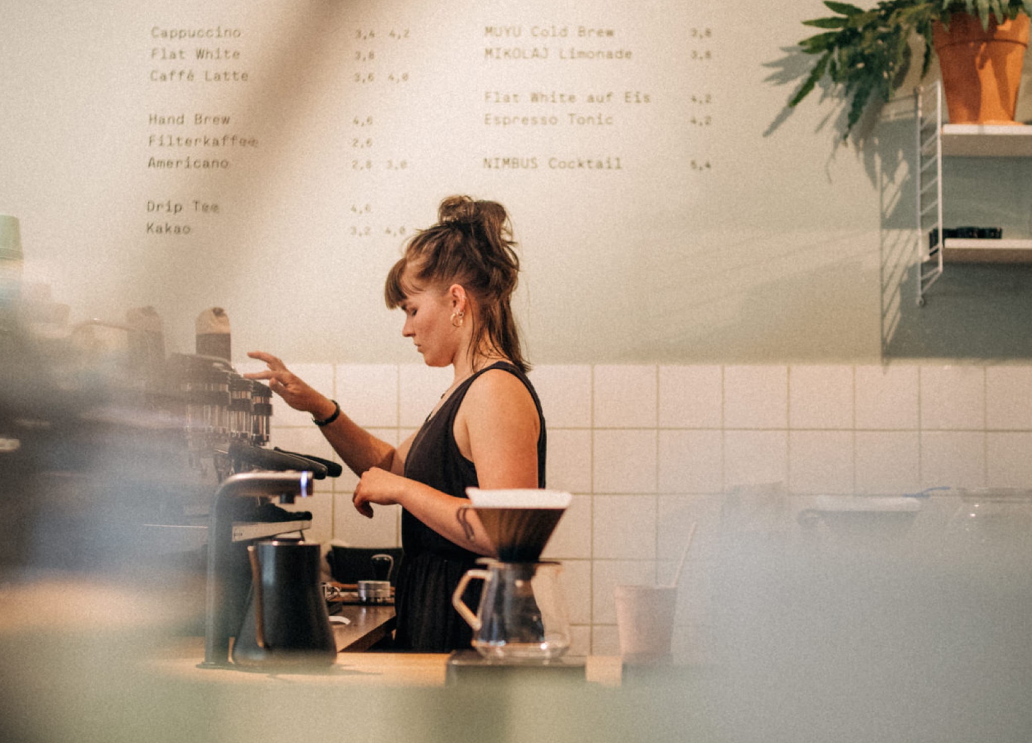 Eine Barista der Rösterei SUEDHANG bei der Arbeit