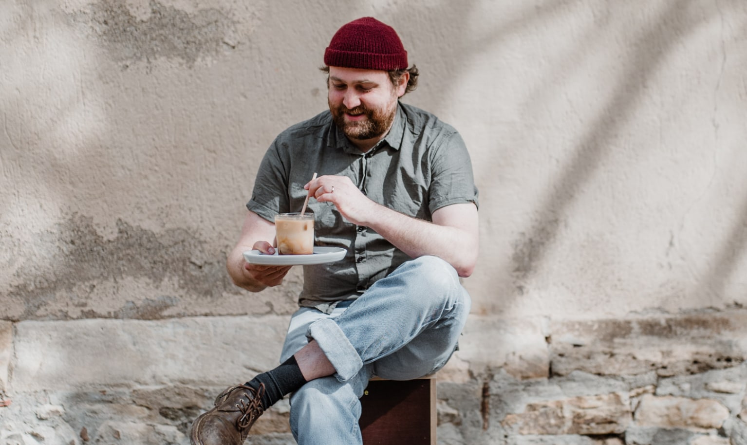 Ein mitarbeiter der Rösterei SUEDHANG genießt eine Kaffeespezialität