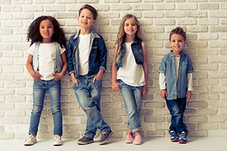 Kinderjeans machen viel mit und sind bei den Kleinen sehr beliebt.