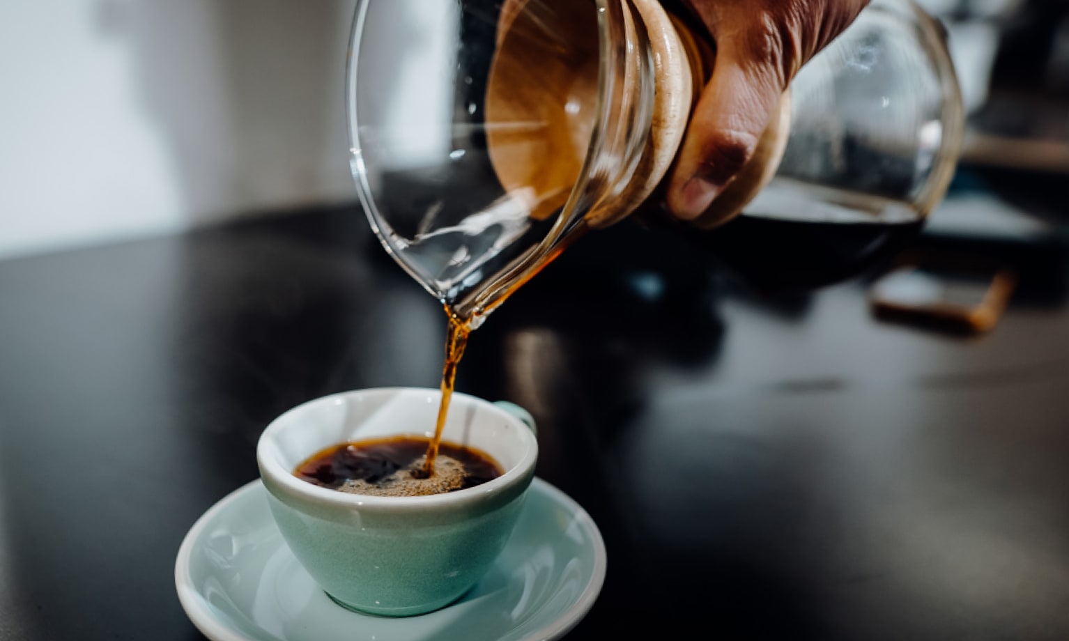 Kaffee wird mit einer Pour Over in eine Tasse gegossen