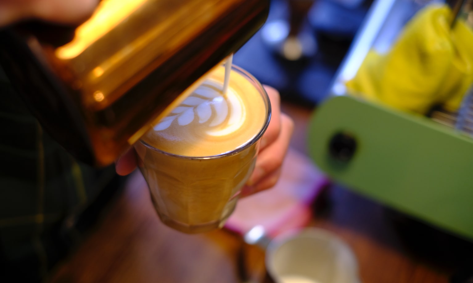 Ein Flat White wird gebrüht