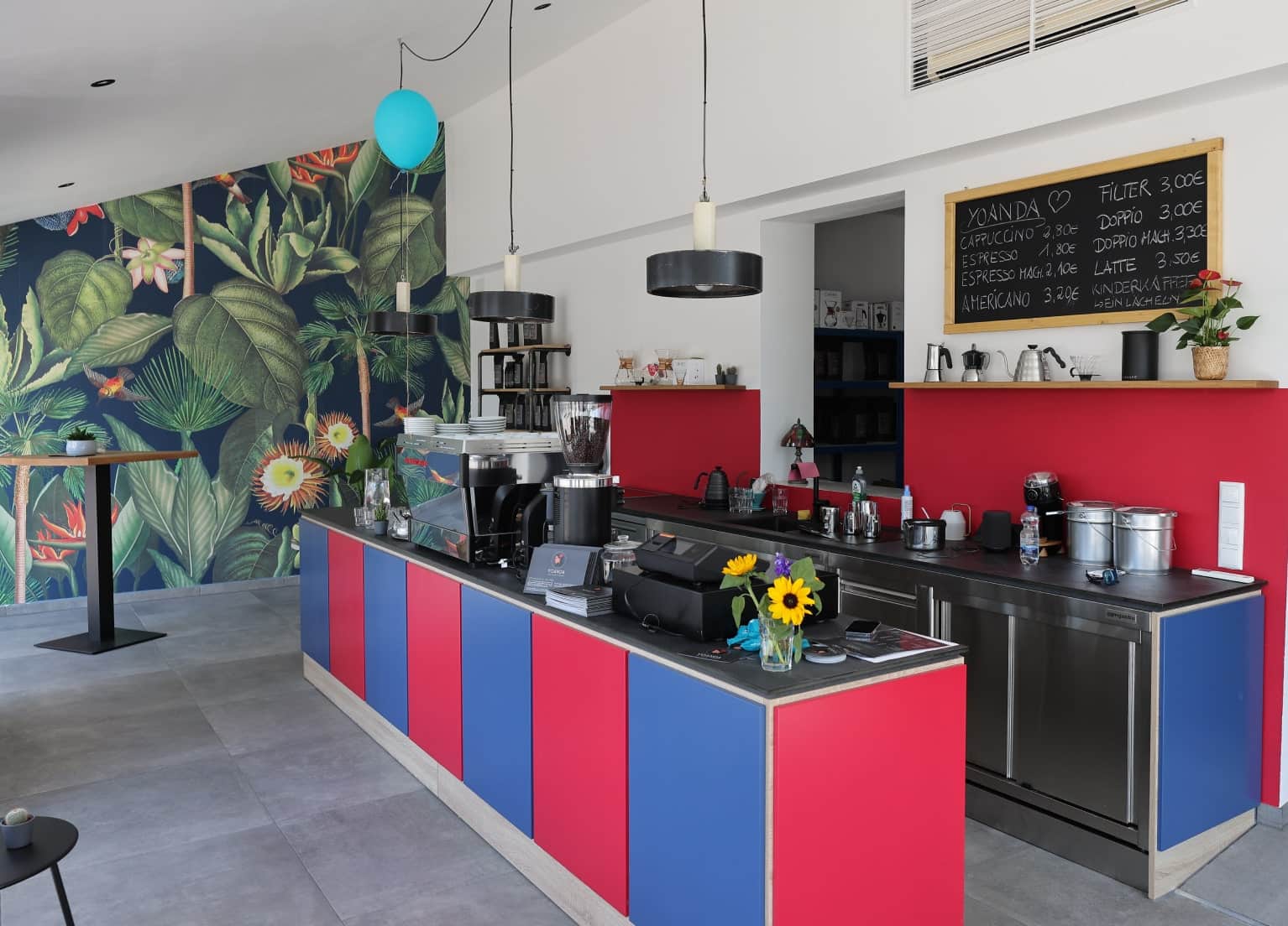 Blick auf die bunte Theke des Cafes von YOANDA