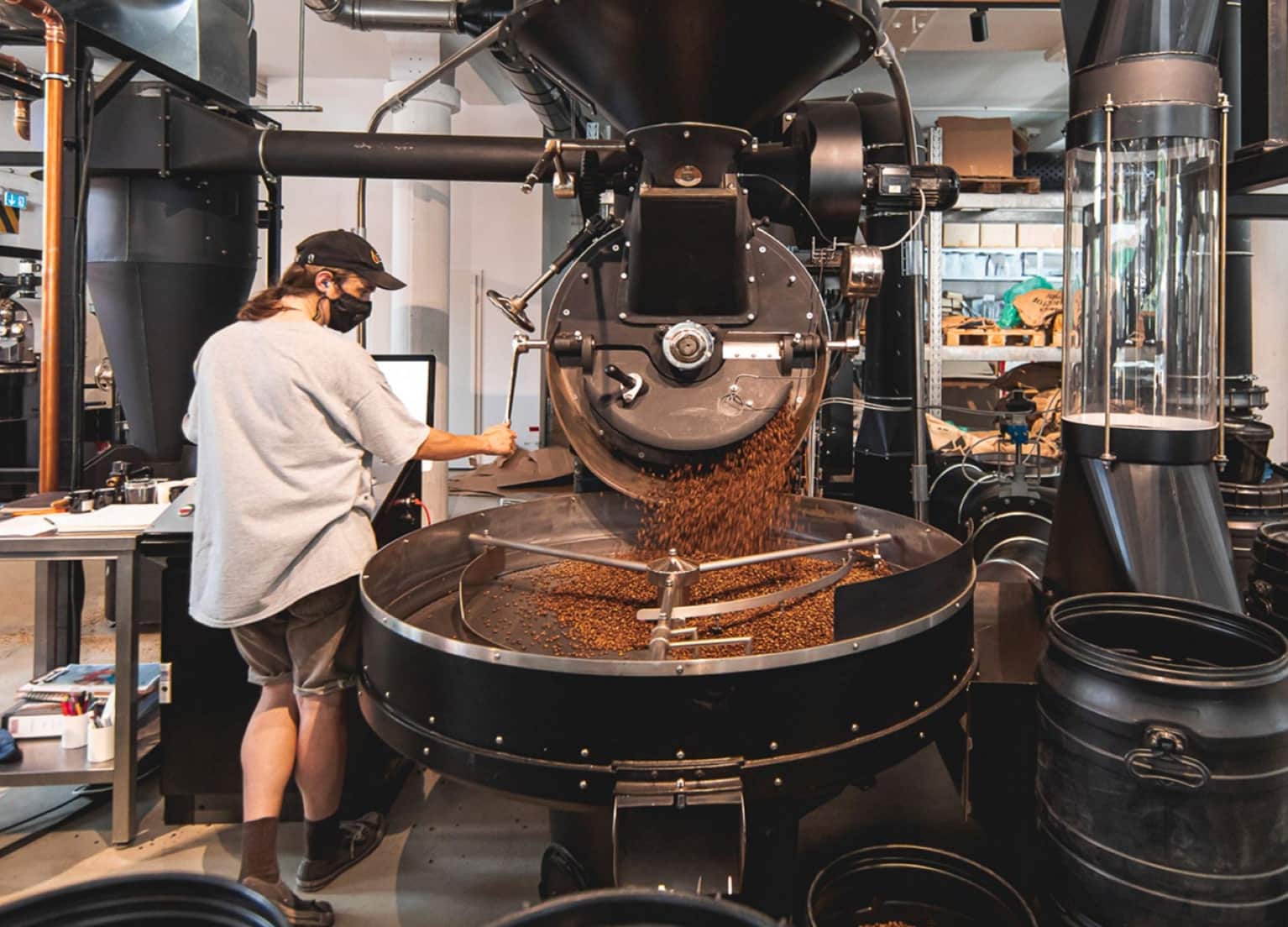 Ein Mitarbeiter der Rösterei OHNE Coffee röstet Kaffee