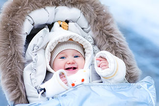 Warm eingepackt kann es mit dem Baby raus in den Schnee gehen.