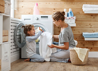 Achten Sie beim Waschen von Babykleidung immer auf die Pflegeanweisungen im Etikett des Herstellers.
