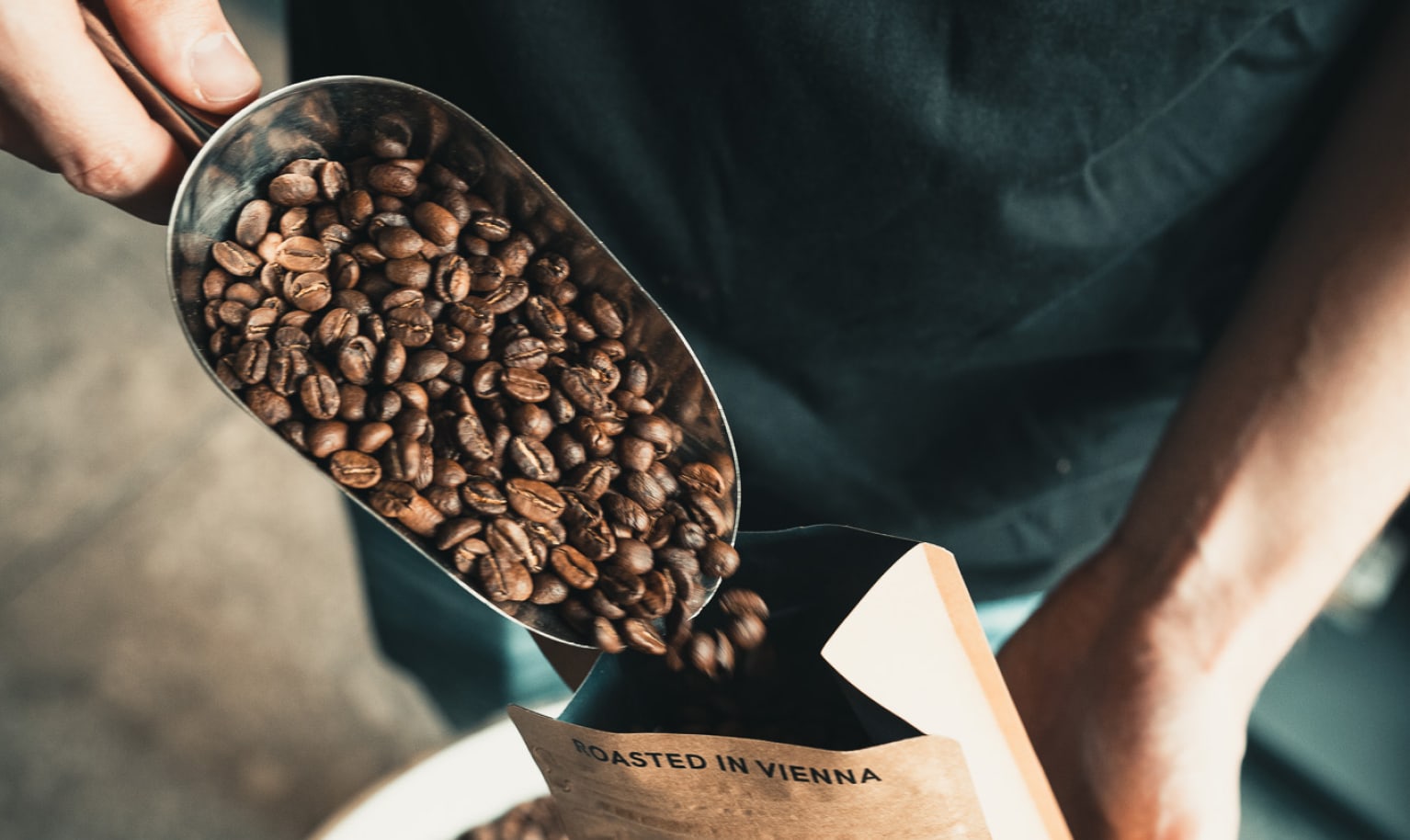 Kaffee wird in Verpackung abgefüllt
