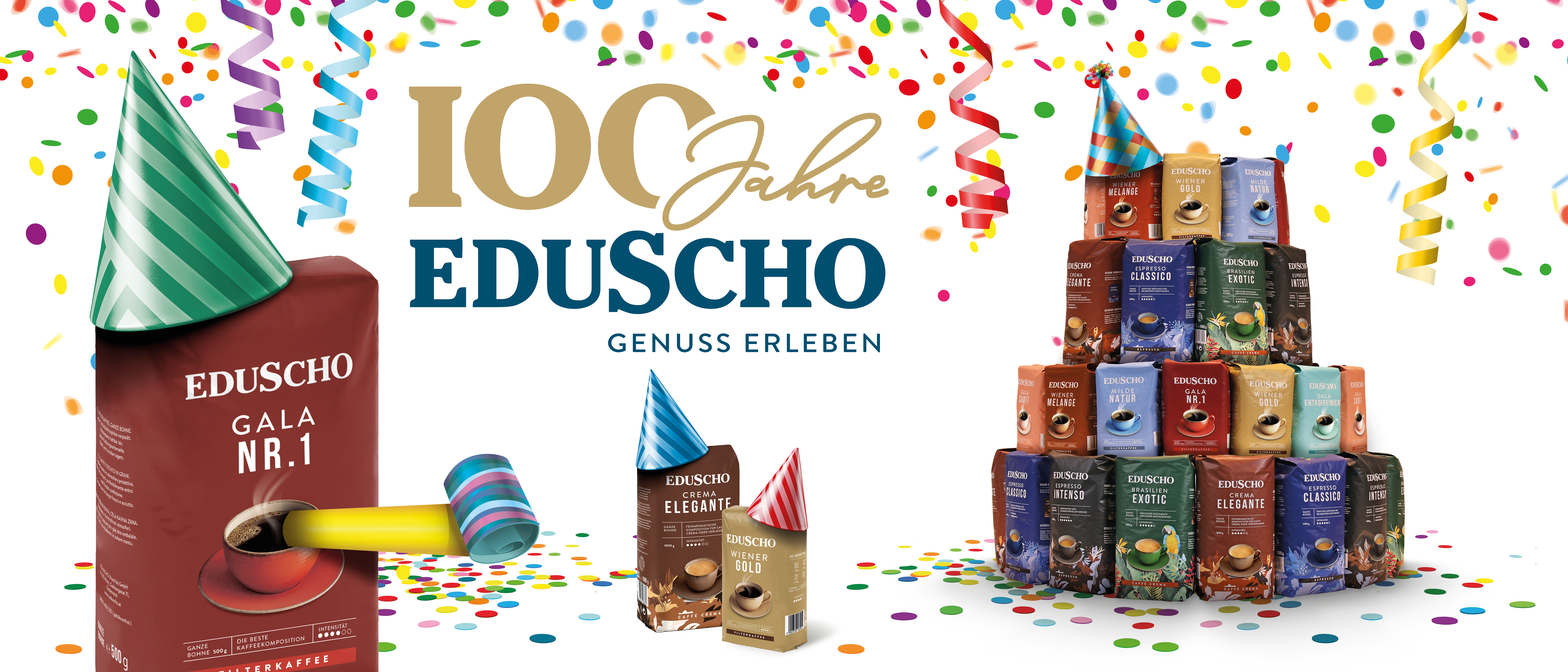 Verschiedene Kaffeemaschinen, Milchkännchen und Tassen auf einer Küchenablage