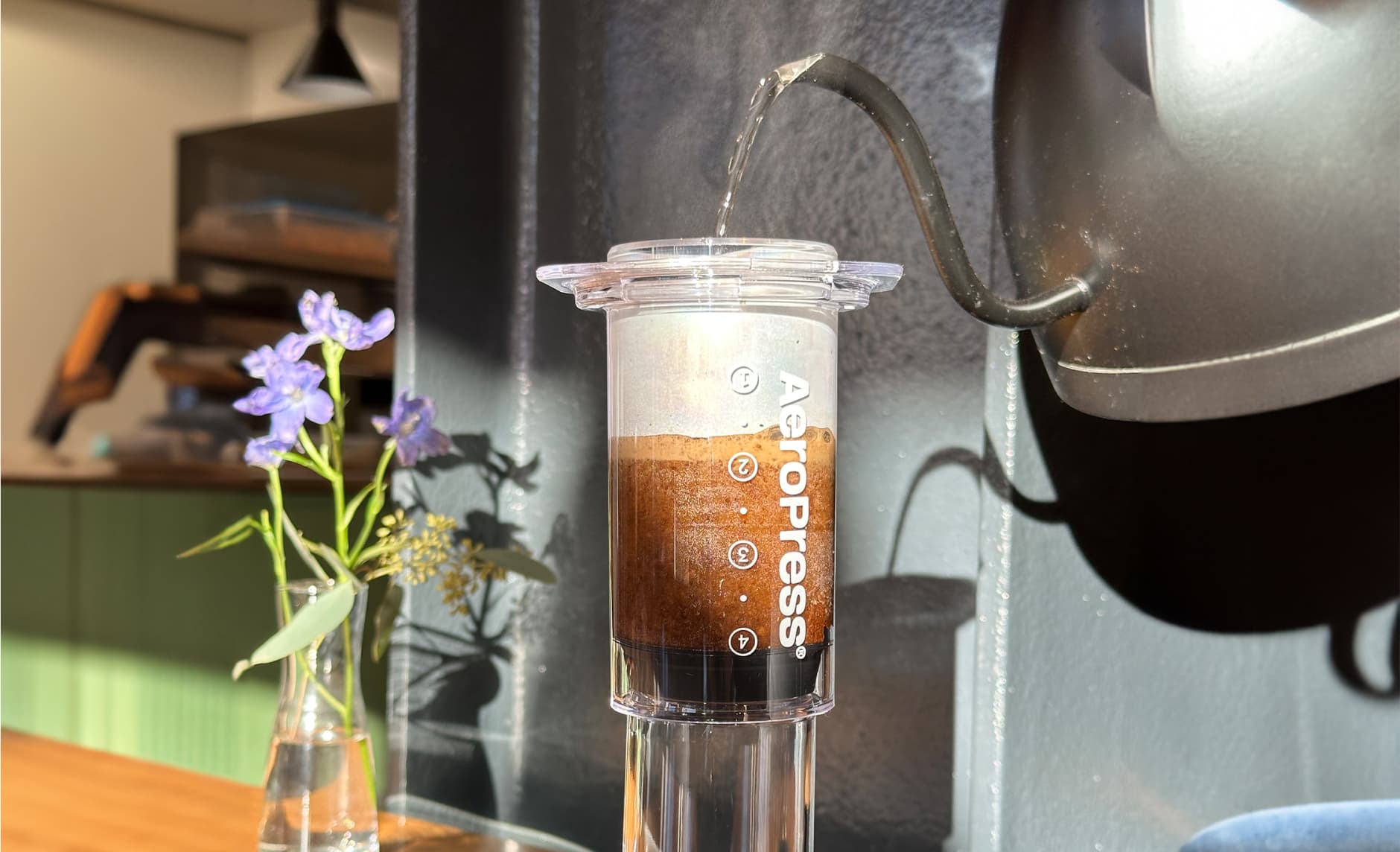 Zwei Espresso Tassen unter einer Siebträgermaschine