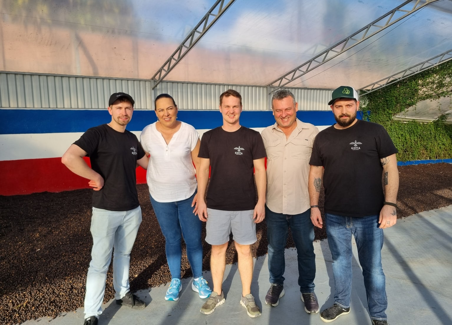 Markus Brun mit Team auf einer Kaffeeplantage