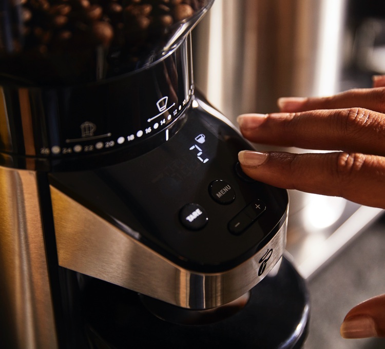 Stimmungsvolles Bild einer elektrischen Kaffeemühle, denn frisch gemahlen schmeckt's am besten.