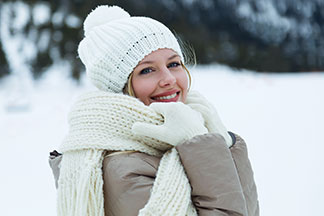 Farblich aufeinander abgestimmte winterliche Accessoires wirken sehr effektvoll.