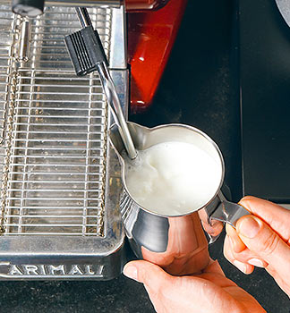 Schritt 3: Milch leicht schäumen
