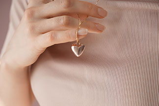 Eine filigrane Kette in Roségold ist vielseitig kombinierbar und sieht sehr elegant aus.