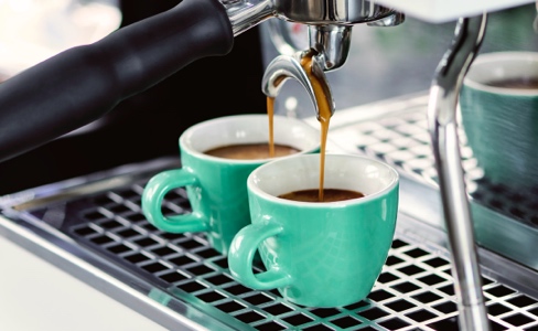 Ein Filterkaffee wird gebrüht