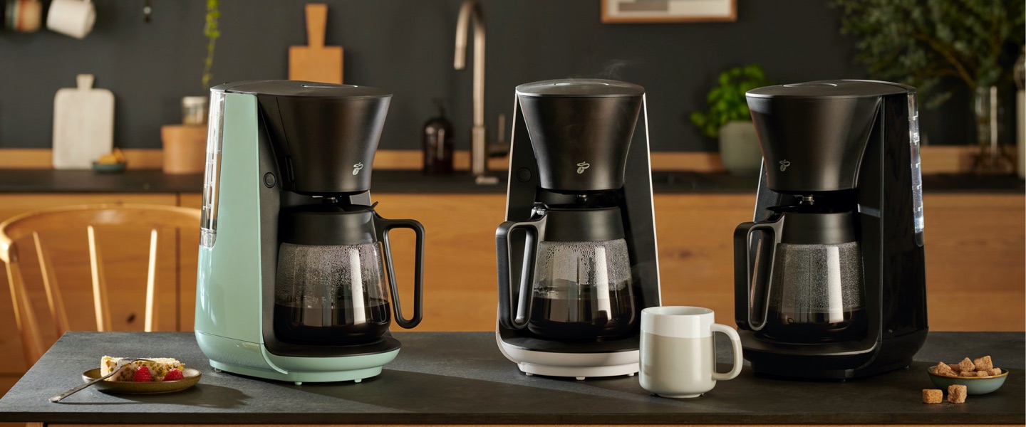 Die Wilfa Filterkaffeemaschine steht auf einem Tresen in einer Küche, neben ihr der Privatkaffee Latin Grande.
